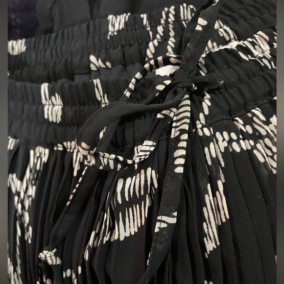 Alfred Dunner size 12 midi skirt. Pleated with elastic waist. Black & white - Picture 4 of 4